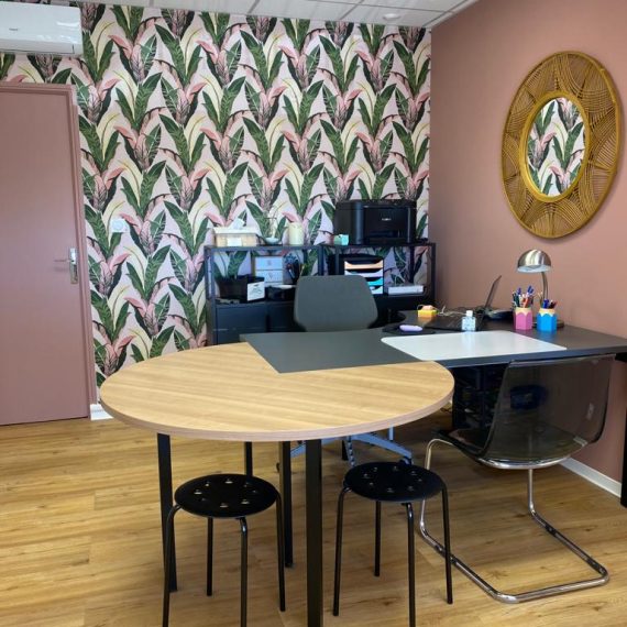 bureau de consultation avec une ambiance douce et colorée
